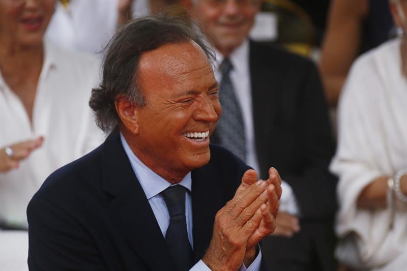 Julio Iglesias Enlarges His Legend With An Honorary Grammy To His Career The Sun Post