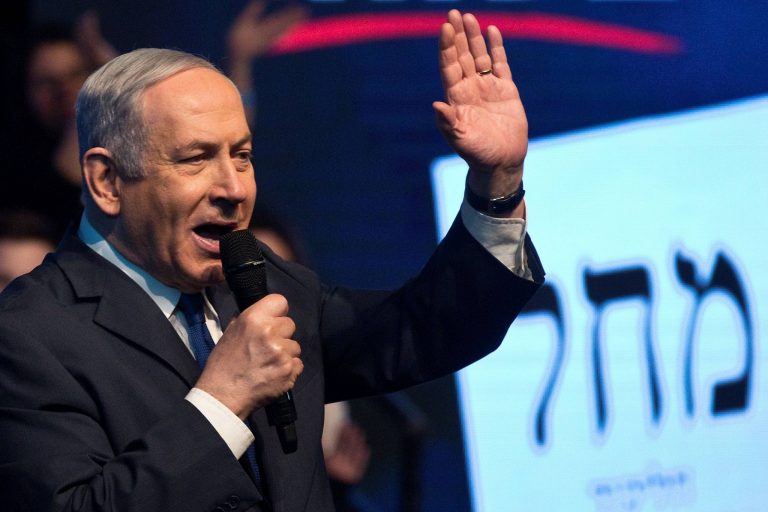 Netanyahu leads the elections in Israel and would achieve an absolute majority, according to the first results